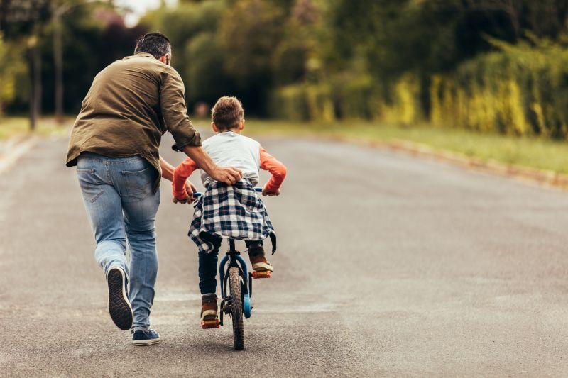 rodzic i dziecko na rowerze